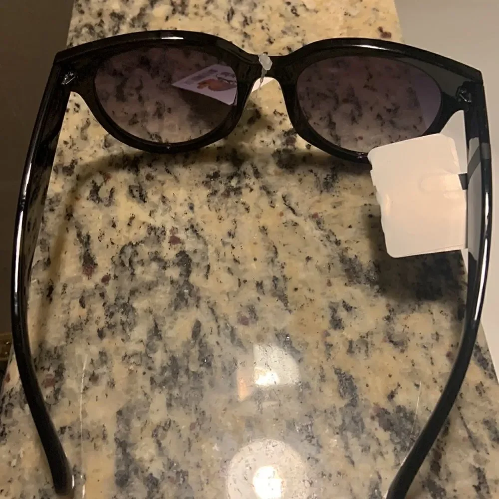 NWT Liz Claiborne sunglasses black no flaws